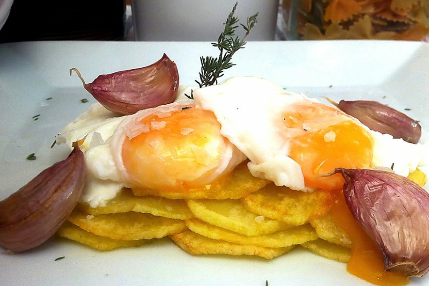 Huevos con patatas al horno