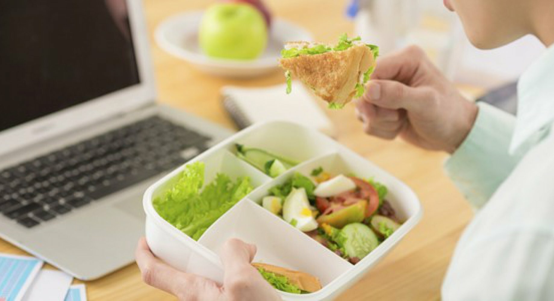 Se és estudante leva um tupperware com um menu saudável Se és estudante leva um tupperware com um menu saudável